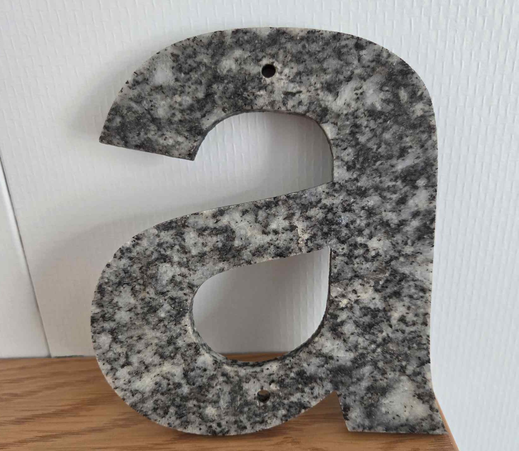 granittbenkeplate med unikt mønster